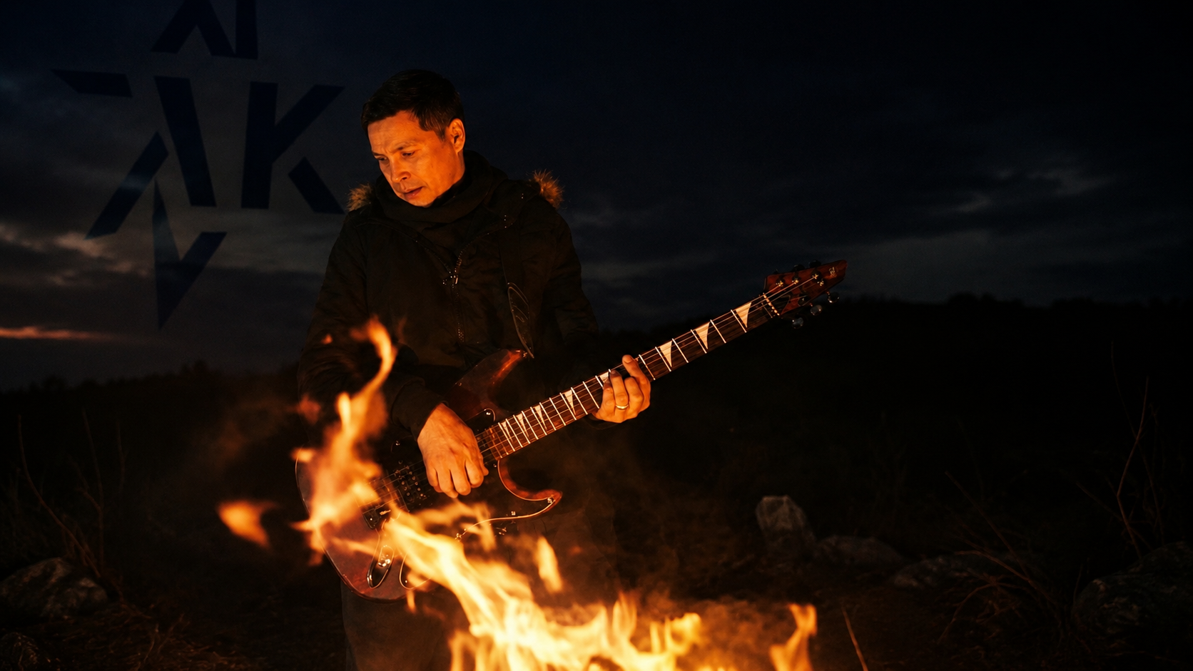 Jonatan García en escenario con guitarra acústica